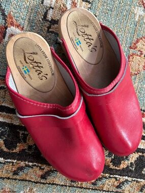 Lotta’s red clogs